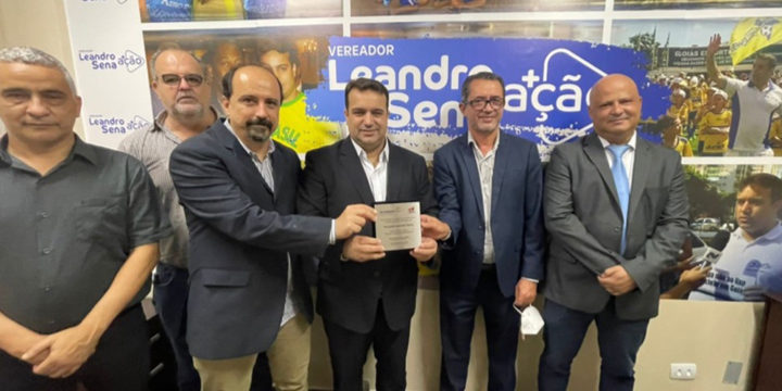 IMAGE: Councilman Edgard Duarte (City of Goiânia-Go), José Geraldo (Optometrist and President Sindióptica Go), Councilman Leandro Sena (Author of the Budget Amendment), Leandro Fleury Rosa (Optometrist, VP Sindióptica Go), Marlon César Silva (Optometrist, Sindióptica Go Director), Luis Carlos Silva (Optometrist, Sindióptica Go Director)